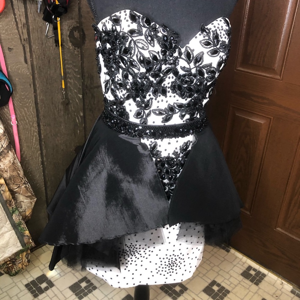 Mac Duggal - All in the details 😍